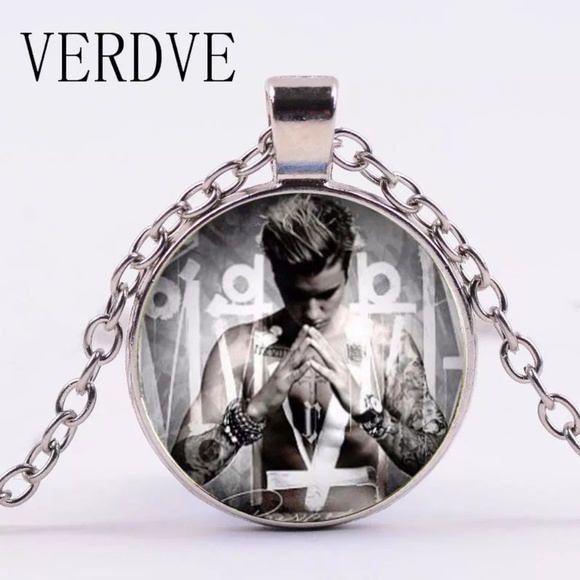 Justin Bieber pendant necklacae - Picture 2 of 3